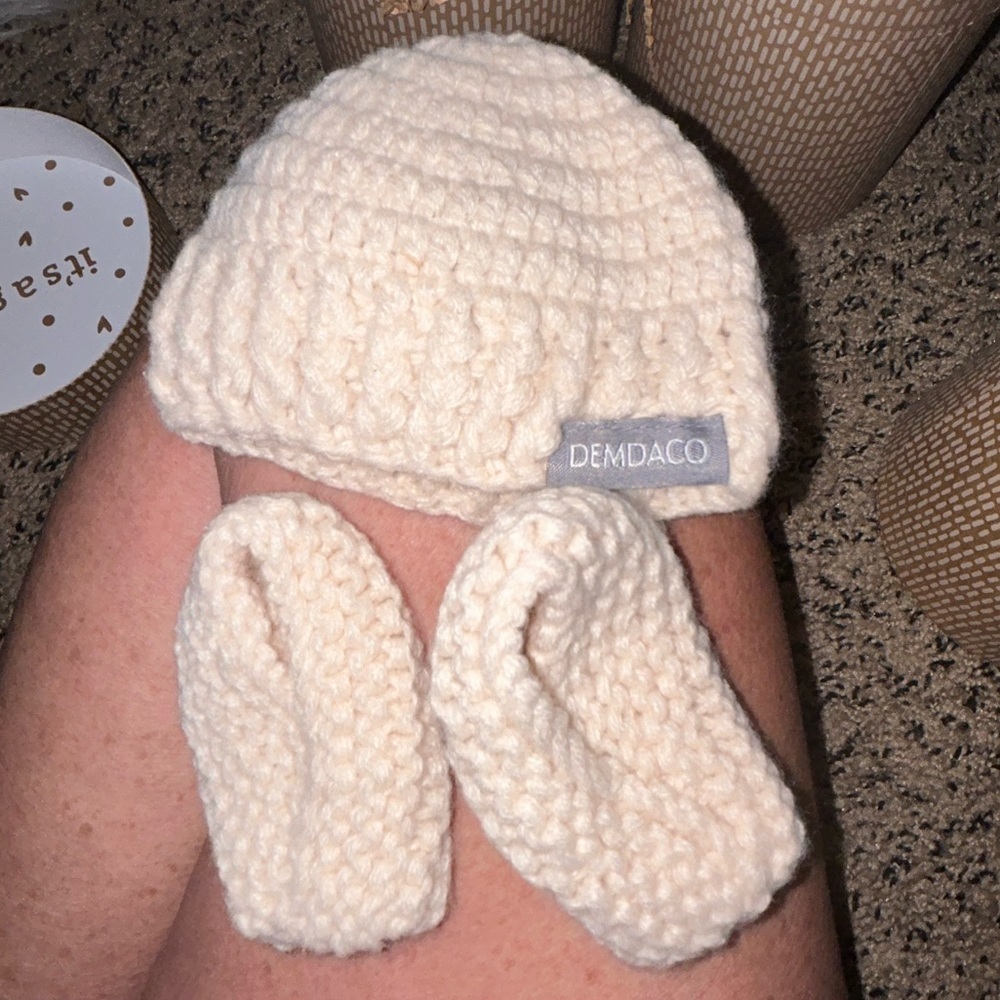 50%offw❤️ Demdaco Faith Can Move Mountains Hat & Booties Gift Set HG001